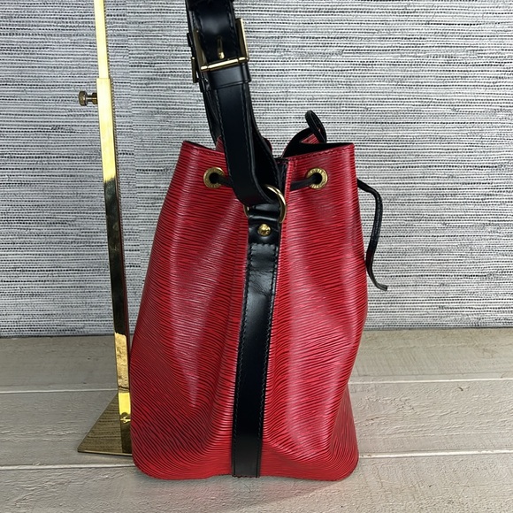 Louis Vuitton Epi Petit Noe Shoulder Bag in bicolor red and black - M44172 - Picture 5 of 16